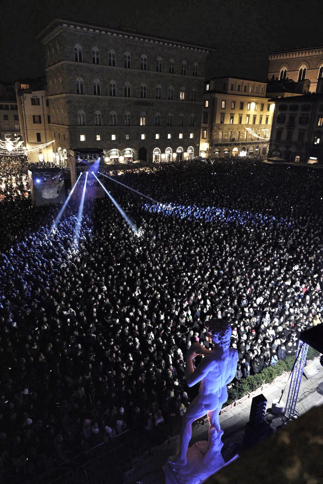 Capodanno 2025 a Firenze: notte di festa nelle piazze e sui Lungarni. Botti: 30 mini incendi ai cassonetti