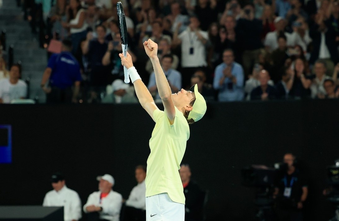 Sinner trionfa ancora agli Australian Open: battuto Zverev in tre set. Il gesto di un campione