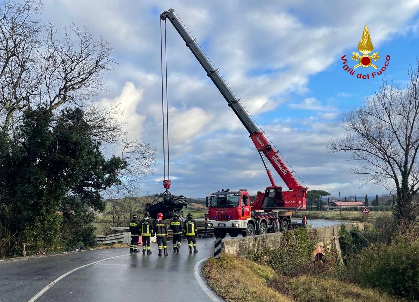 Grosseto, incidente stradale: auto nel fossato a Massa Marittima. Conducente estratto dai vigili del fuoco