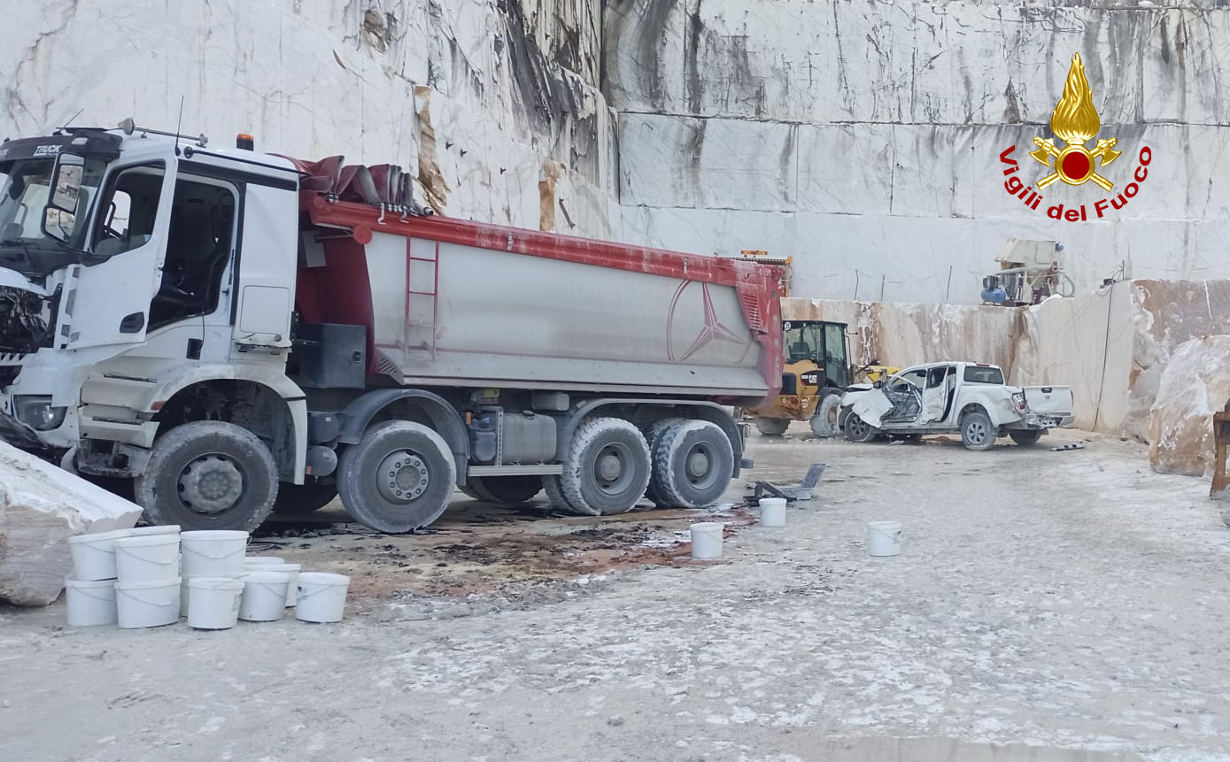 Carrara: camion carico di marmo esce di strada in cava. Ferito il conducente