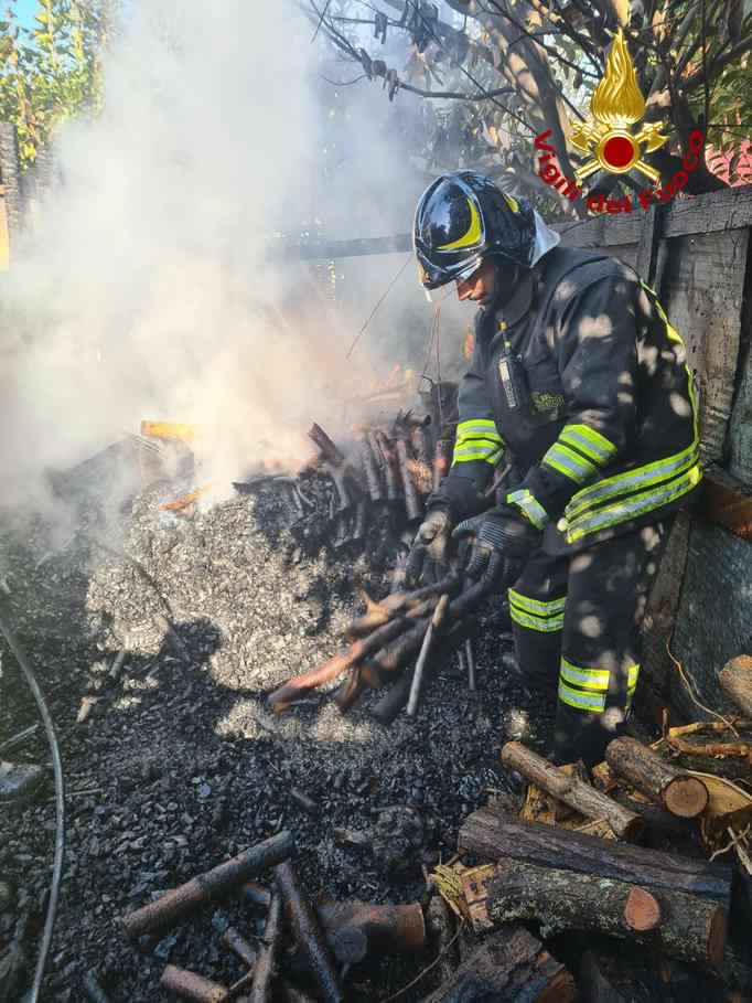 Capannori: incendio in una legnaia, intervengono i vigili del fuoco