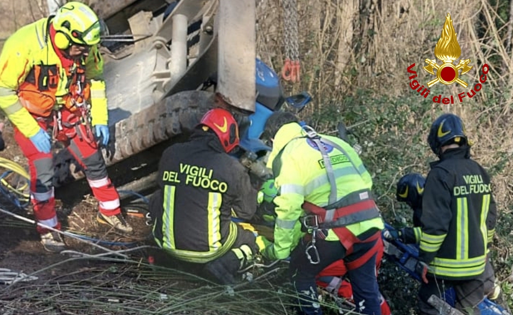 Chiusdino: si ribalta escavatore, operaio incastrato sotto con la gamba