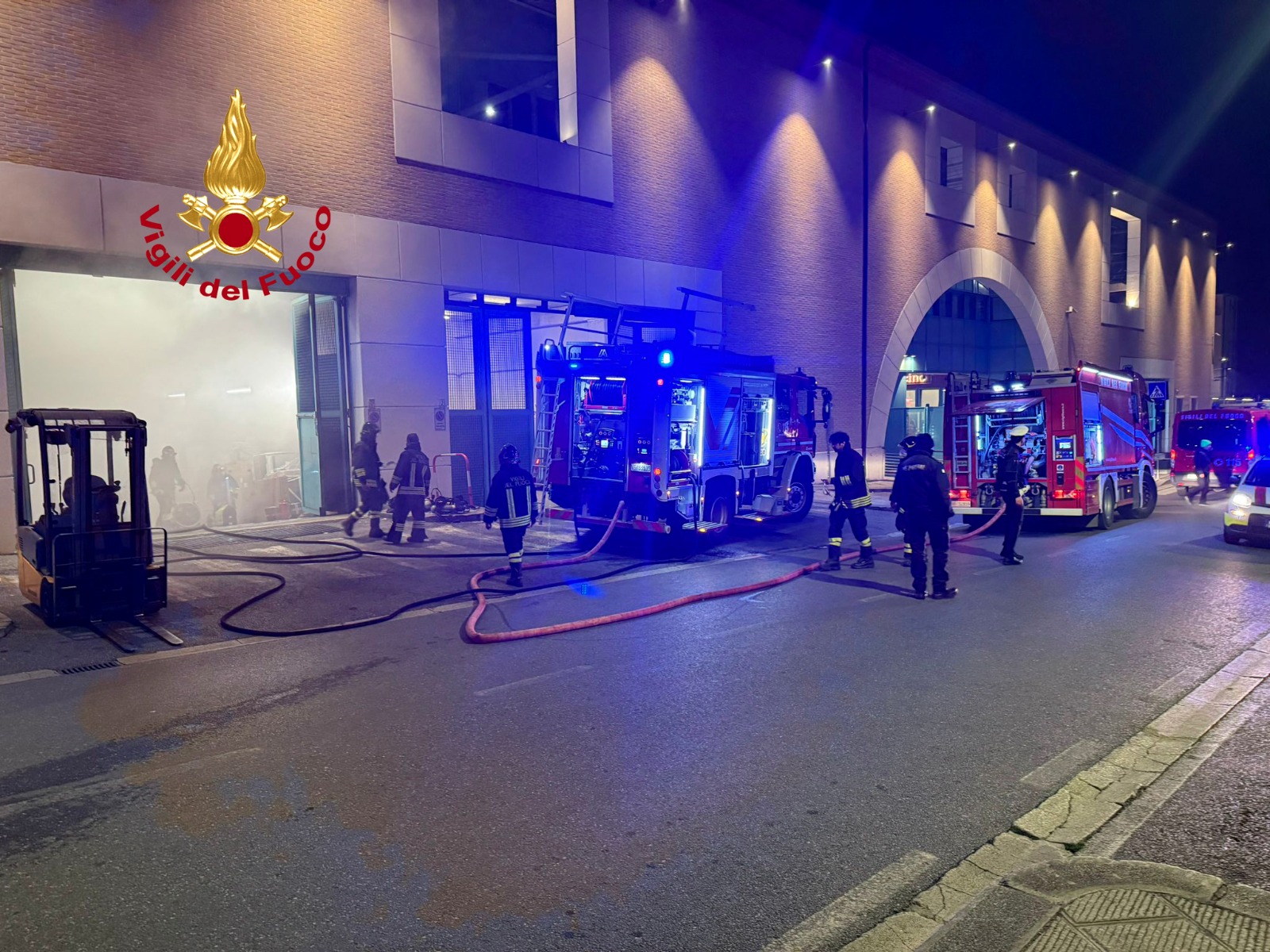 Firenze: incendio al centro commerciale San Donato di Novoli. In fiamme compattatore per rifiuti