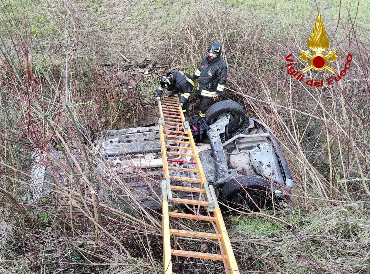 Peccioli: auto si ribalta e finisce in un fossato pieno d’acqua. Tre feriti, uno è grave