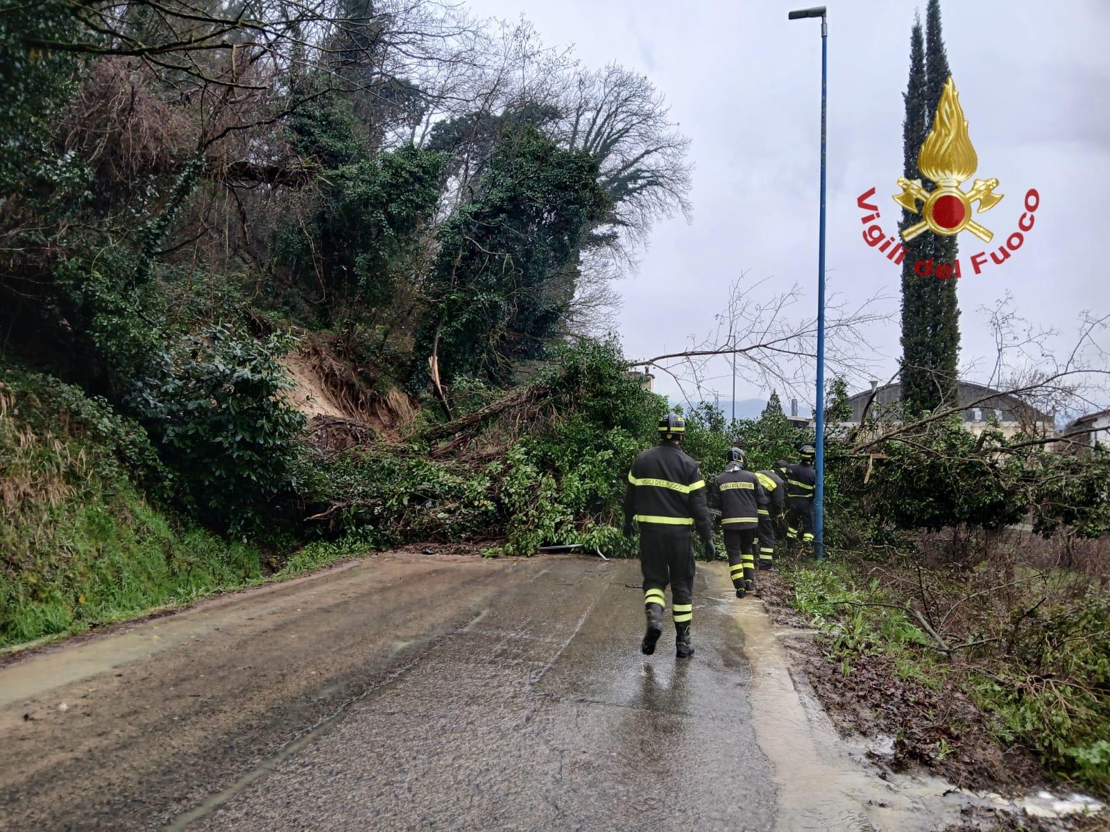 Levane: frana blocca la provinciale 11. Intervento dei vigili del fuoco