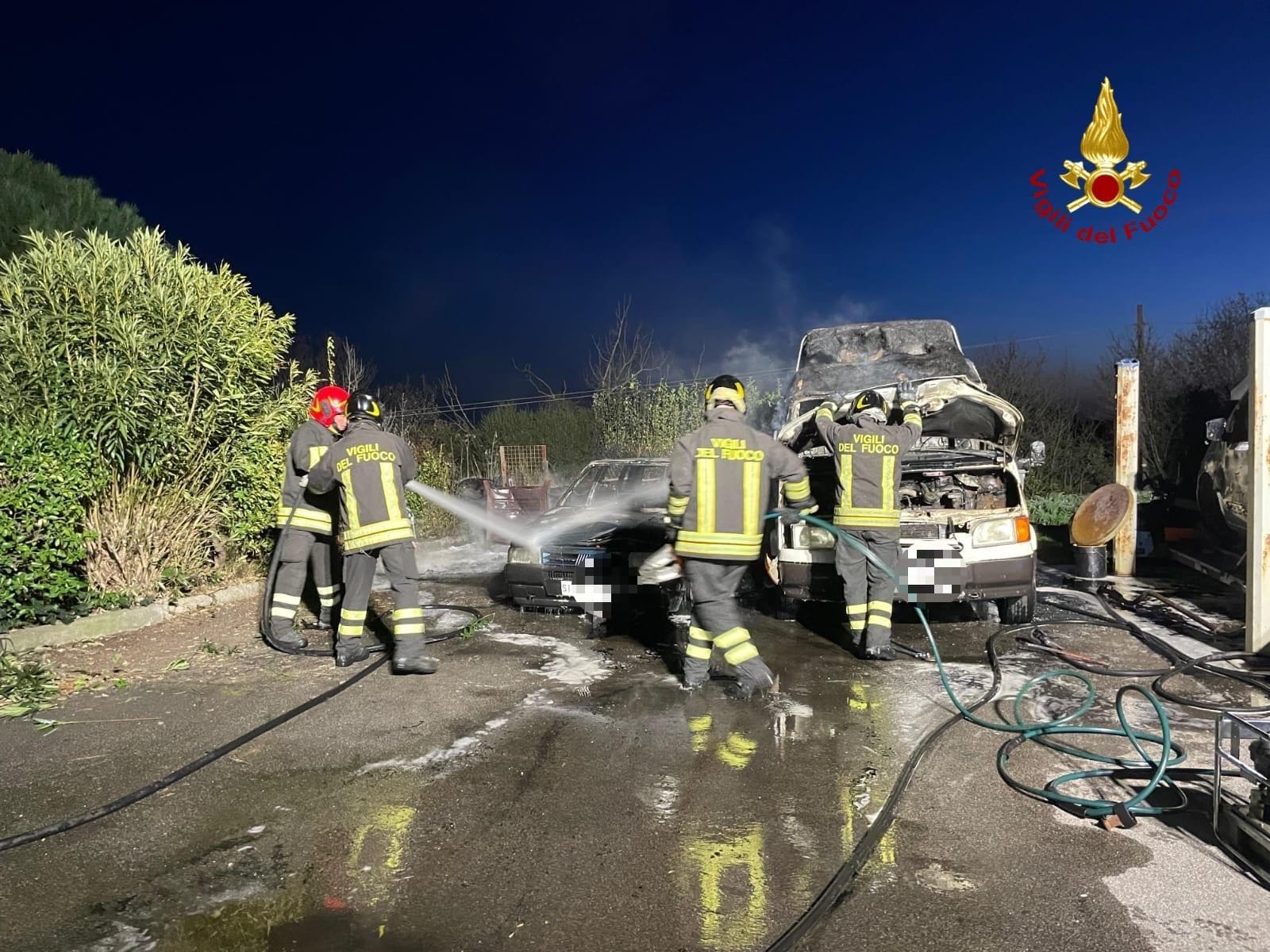 Follonica: incendio in distributore sulla vecchia Aurelia. Distrutti due furgoni e un’auto (foto)