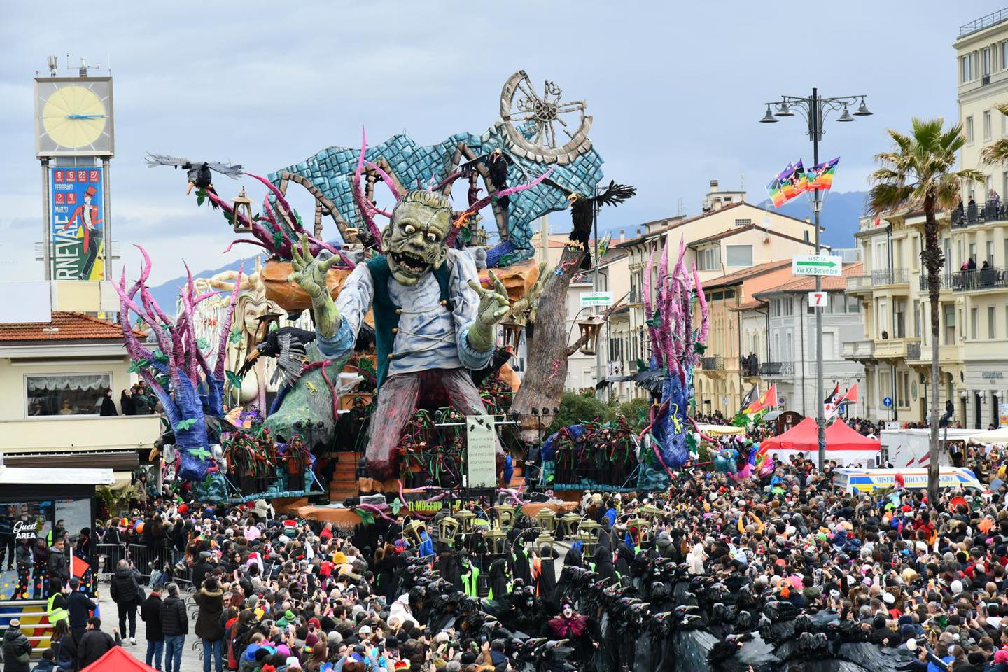 Carnevale di Viareggio: primo corso mascherato con il cielo grigio. Sui carri Meloni, De Filippi e Nuti