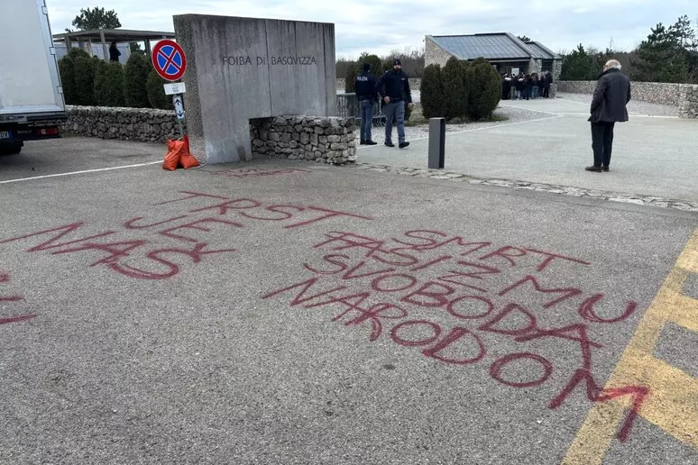 Foiba di Basovizza: vandalizzata con tre scritte in sloveno. Giorgia Meloni: “Oltraggio alla Nazione”