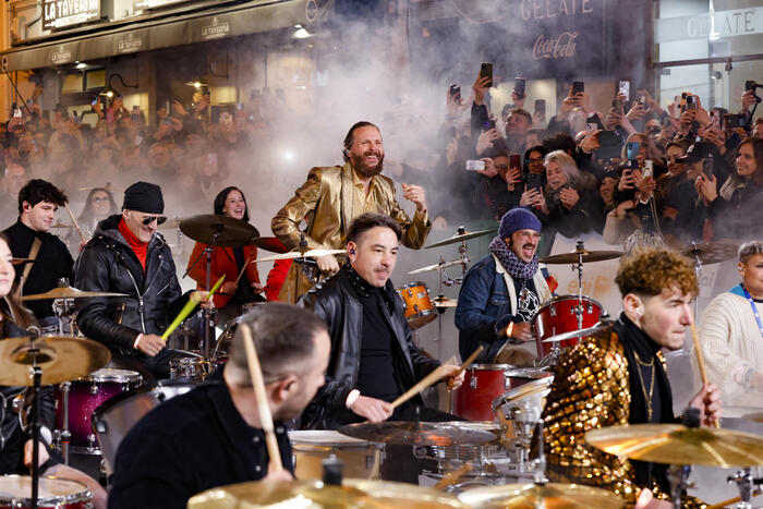 Festival di Sanremo: messaggio del Papa. Ciclone Jovanotti, show di Tamberi. Gabbani inneggia “alla vita”, Tony Effe stupisce