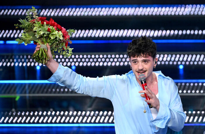 Eurovision 2025: il vincitore di Sanremo Olly rinuncia. Tocca al toscano Lucio Corsi rappresentare l’Italia