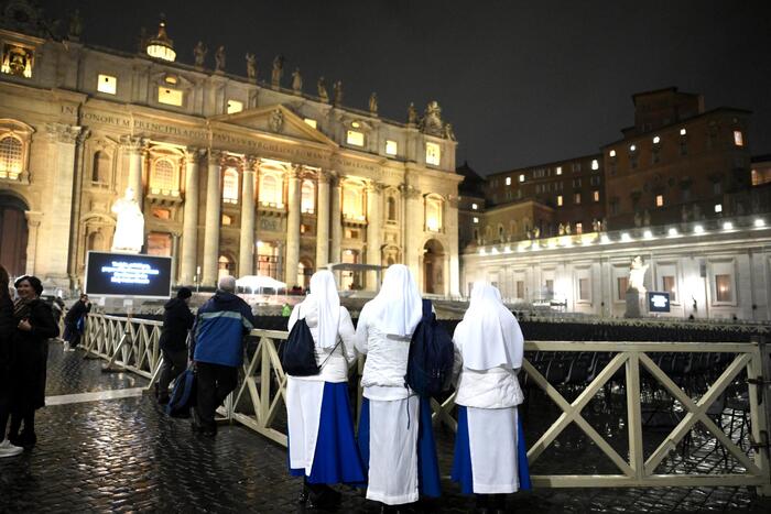 Papa Francesco: lieve miglioramento. Fedeli da tutto il mondo in piazza San Pietro: “Preghiamo per lui”