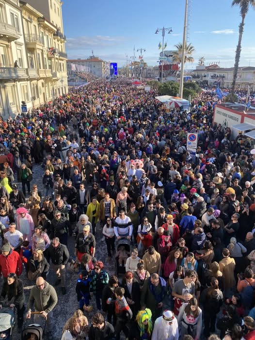 Carnevale di Viareggio: sole e folla da tutto esaurito per il quinto corso. Martedì grasso gran finale