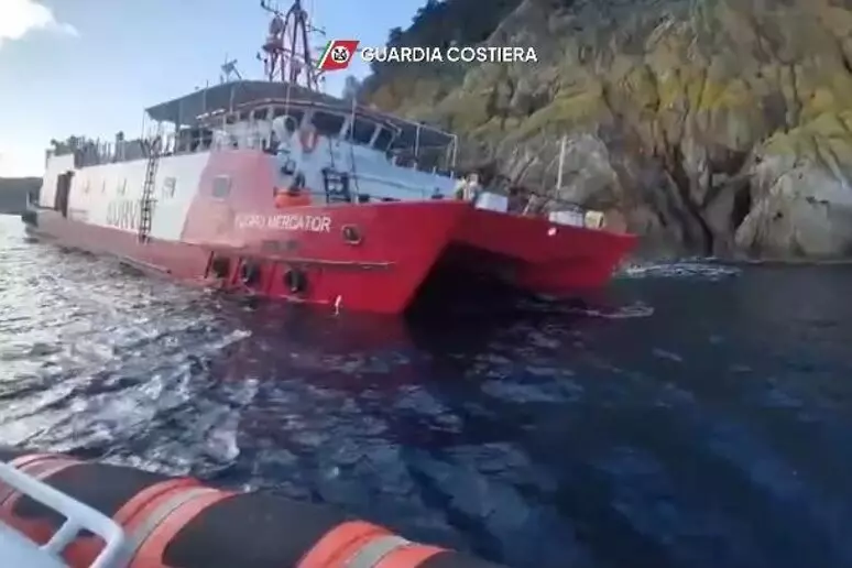 Elba: nave incagliata sugli scogli vicino a Portoferraio. Salvati da Guardia Costiera gli 11 uomini dell’equipaggio