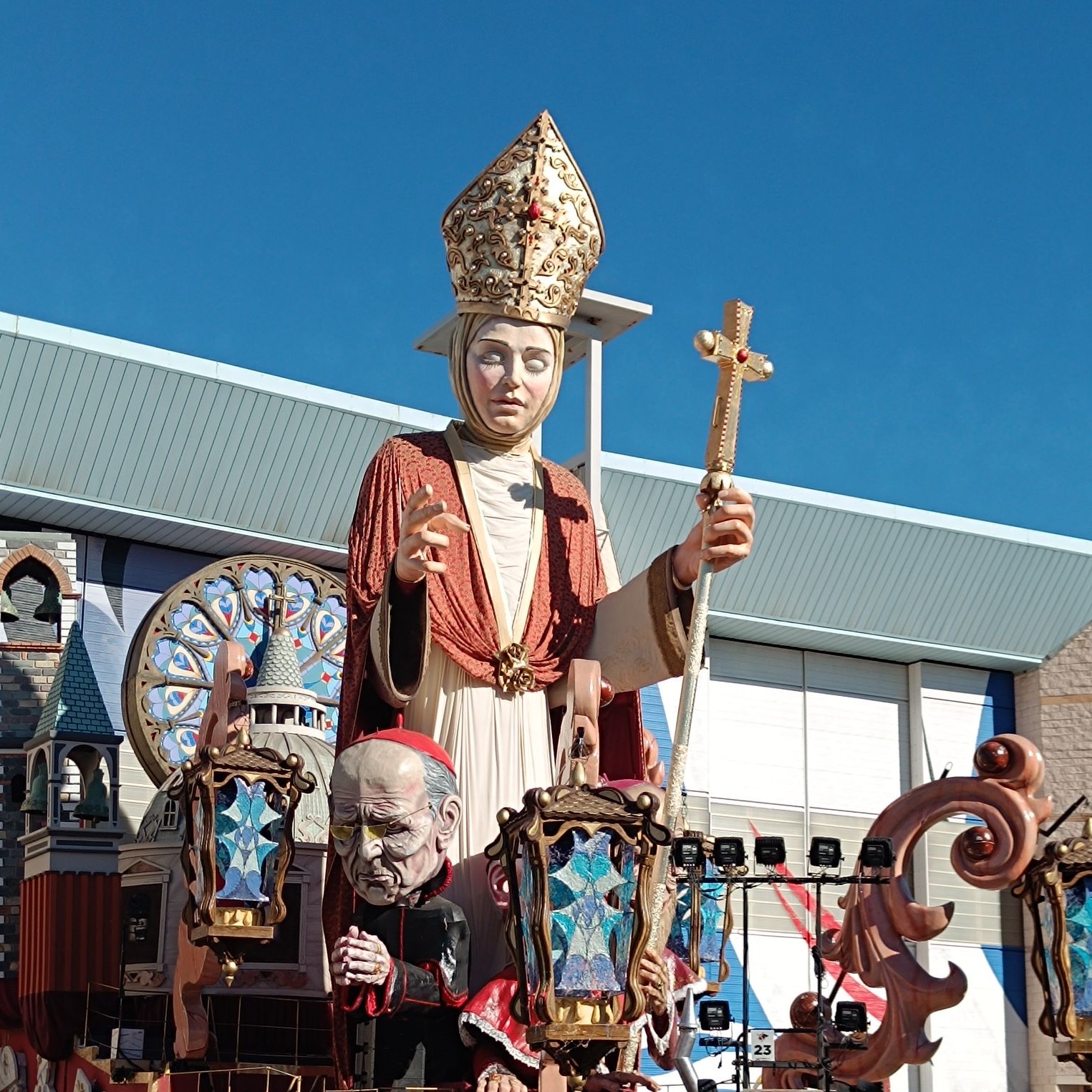 Carnevale di Viareggio: tutto esaurito per l’ultimo corso mascherato. Vince il carro con il Papa donna